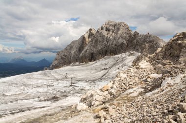Koppenkarstein üzerinde Dachstein buzul, Avusturya Alplerinde yakınındaki via Ferrata