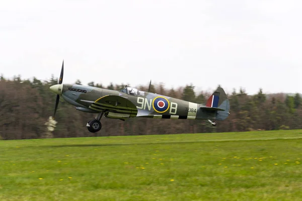 İngiliz Kraliyet Hava Kuvvetleri tarafından kullanılan supermarine Spitfire savaş uçağı sinek — Stok fotoğraf