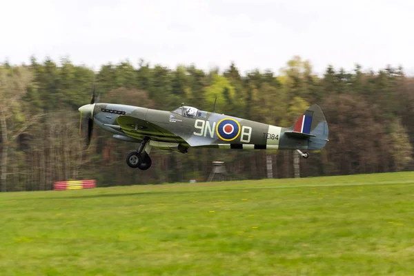 Supermarine Spitfire avion de chasse utilisé par la Royal Air Force britannique voler — Photo