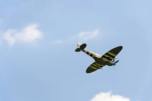 Supermarine Spitfire μαχητικό αεροσκάφος χρησιμοποιείται από Βρετανική Βασιλική Αεροπορία πετούν — Φωτογραφία Αρχείου