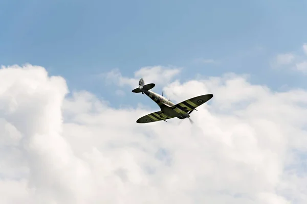 Supermarine Spitfire-Kampfflugzeuge der britischen Royal Air Force fliegen — Stockfoto