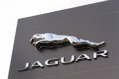 Jaguar araba üreticisi şirket logosu Bayilik binanın önünde
