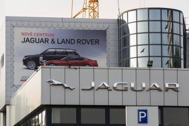 Jaguar araba üreticisi şirket logosu Bayilik binanın önünde