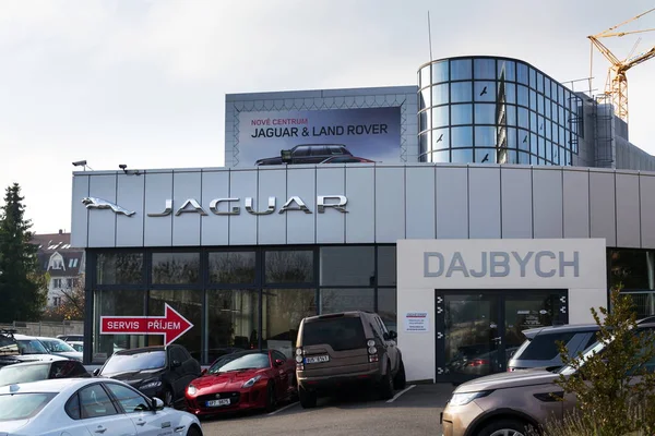 Logotipo de la empresa fabricante de automóviles Jaguar frente al edificio del concesionario — Foto de Stock