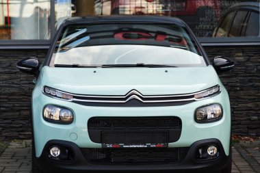 Citroen C3 araba Bayilik binanın önünde 