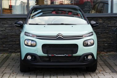 Citroen C3 araba Bayilik binanın önünde 