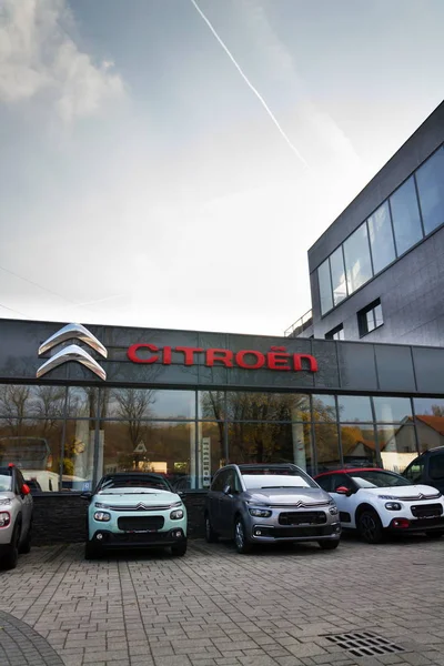 Coches Citroen frente al edificio de concesionarios — Foto de Stock