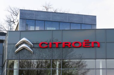 itroen araba şirket şirket logosu Bayilik binanın önünde
