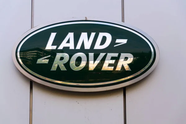 Logo firmy samochodów Land Rover na dealerskiej budynku — Zdjęcie stockowe