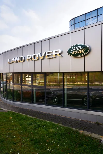 Logo de la compañía de automóviles Land Rover en la construcción de concesionarios —  Fotos de Stock