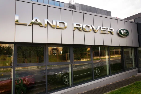 Логотип компании Land Rover на здании дилерского центра — стоковое фото
