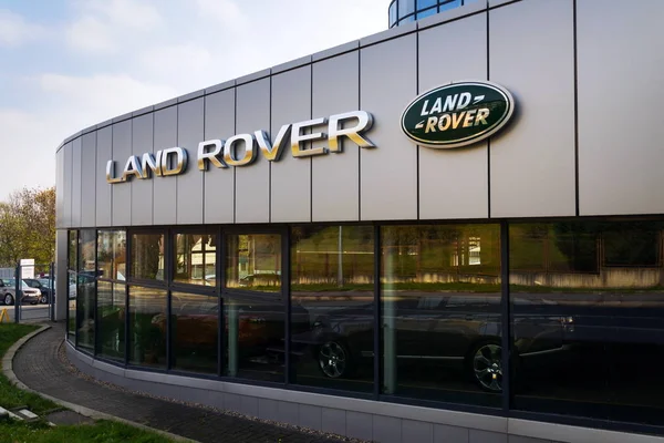Логотип компании Land Rover на здании дилерского центра — стоковое фото