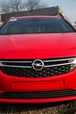 Opel şirket logosu araba Bayilik binanın önünde