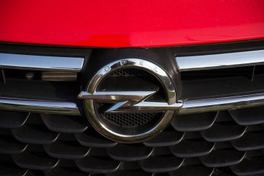 Opel şirket logosu araba Bayilik binanın önünde