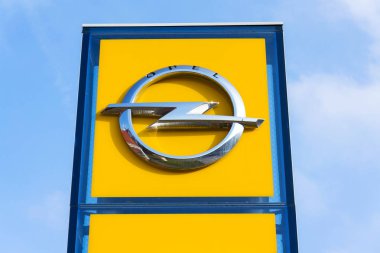 Opel şirket logosu Bayilik binanın önünde 