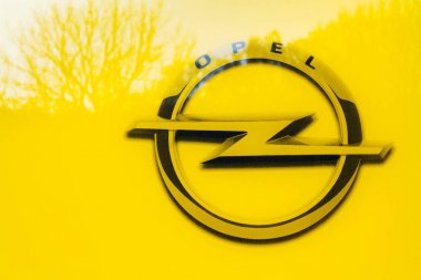 Opel şirket logosu Bayilik binanın önünde 