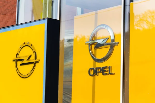 Logo van het bedrijf van de Opel dealer fenikshal — Stockfoto