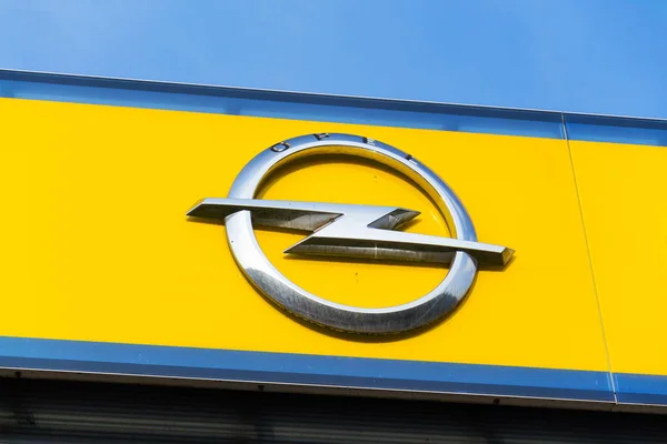 Logotipo da empresa Opel na construção de concessionárias — Fotografia de Stock