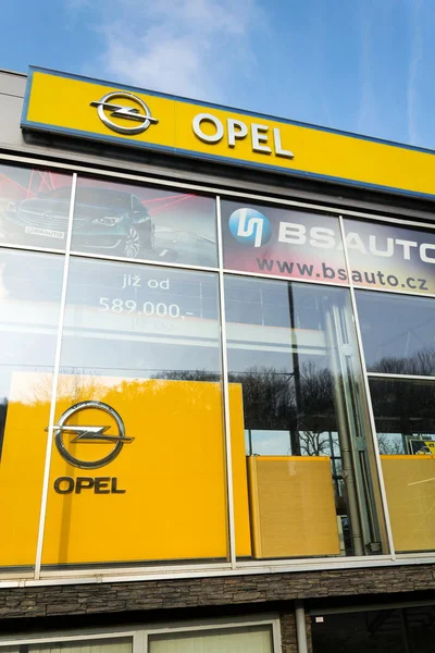 Opel logo společnosti na budově obchodní zastoupení — Stock fotografie