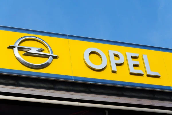 Logo firmy Opel na dealerskiej budynku — Zdjęcie stockowe