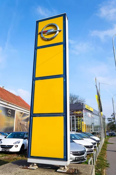 Logotipo da empresa Opel na frente do edifício da concessionária — Fotografia de Stock