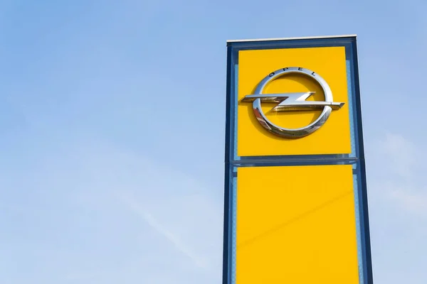 Logo de la empresa Opel frente al edificio del concesionario — Foto de Stock