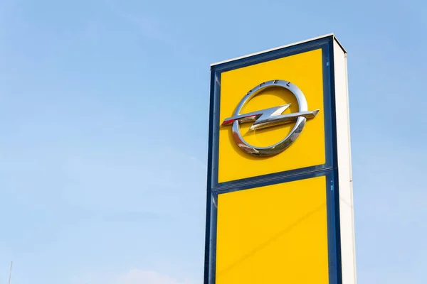 Logo firmy Opel budynkiem dealerskiej — Zdjęcie stockowe