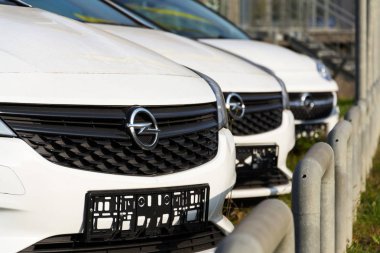 Opel araba Bayilik binanın önünde 
