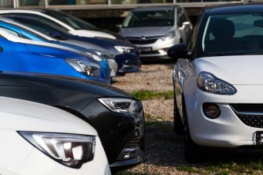 Opel araba Bayilik binanın önünde 
