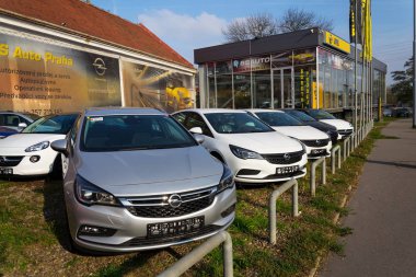 Opel araba Bayilik binanın önünde 