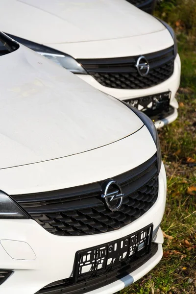 Coches Opel frente al edificio de concesionarios — Foto de Stock