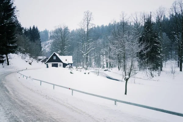 Chalet en las montañas nevadas país, niebla día de invierno, República Checa — Foto de Stock