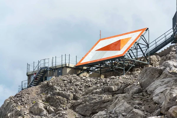 达赫斯坦山冰川缆车站附近的明亮橙色箭头 — 图库照片
