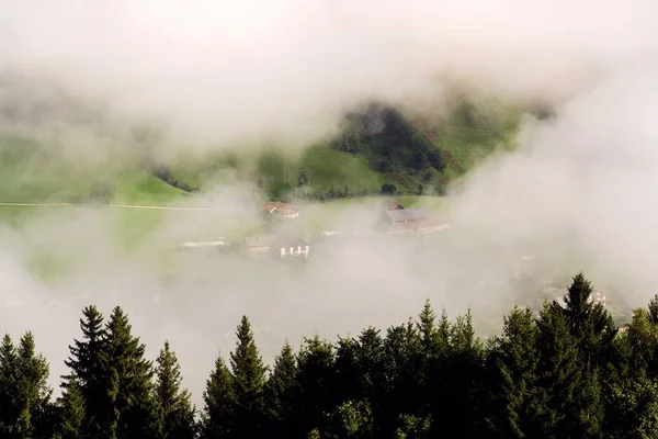 Mist in de vallei over Schladming Dachstein bergen, Alpen, Oostenrijk — Stockfoto