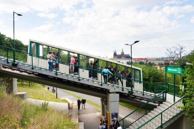 Petrin gözcü Kulesi arka planda Nebozizek başlığa St. Vitus Katedrali ile turistler füniküler demiryolu İstasyonu 