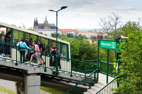 Turistas en la estación de tren funicular Nebozizek rumbo a la torre de vigilancia Petrin con la Catedral de San Vito en el fondo — Foto de Stock
