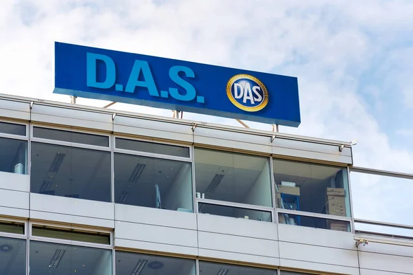 D.A.S. marca de seguro de gastos legales por el grupo Ergo de Alemania Munich re compañías de seguros logo en la construcción de la sede checa — Foto de Stock