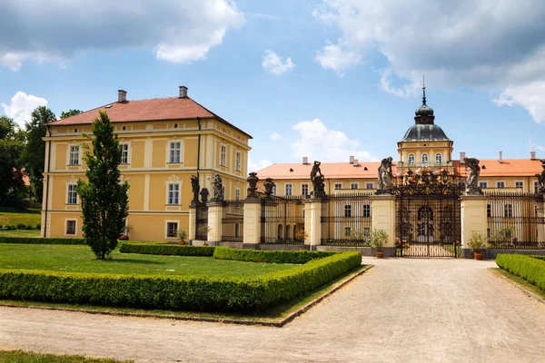 Novo Chateau Horovice barroco-classicista na Boêmia, República Tcheca, Europa — Fotografia de Stock