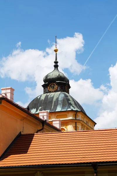 Nuevo Chateau Horovice barroco-clasicista en Bohemia, República Checa, Europa — Foto de Stock
