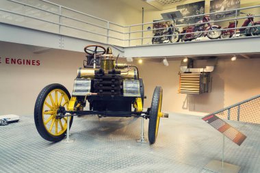 Güney 12 Hp yarış arabası 1900'Ulusal Teknik Müze duruyor