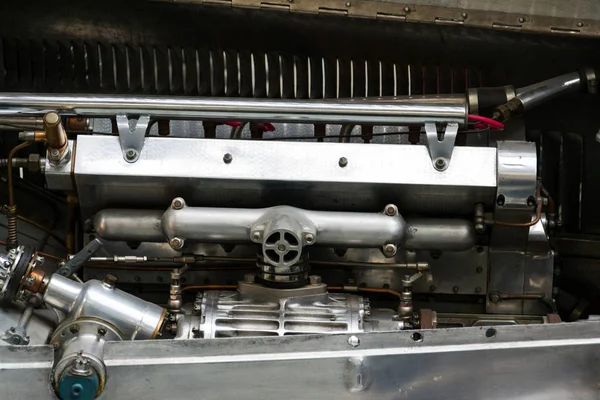 Capot moteur ouvert de Bugatti Type 51 première voiture de course à partir de 1931 — Photo