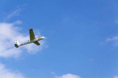 Plasy, Çek Cumhuriyeti - 30 Nisan: akrobasi iki koltuklu tüm metal Let L-13ac Blanik planör için çift akrobasi eğitim anında 30 Nisan 2017 Plasy, Çek Cumhuriyeti.