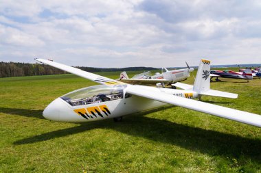 Plasy, Çek Cumhuriyeti - 30 Nisan: Akrobasi iki koltuklu tüm metal Let L-13ac Blanik planör çift akrobasi eğitim için Havaalanı 30 Nisan 2017 Plasy, Çek Cumhuriyeti için duruyor..