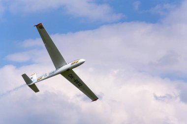 Plasy, Çek Cumhuriyeti - 30 Nisan: akrobasi iki koltuklu tüm metal Let L-13ac Blanik planör için çift akrobasi eğitim anında 30 Nisan 2017 Plasy, Çek Cumhuriyeti.