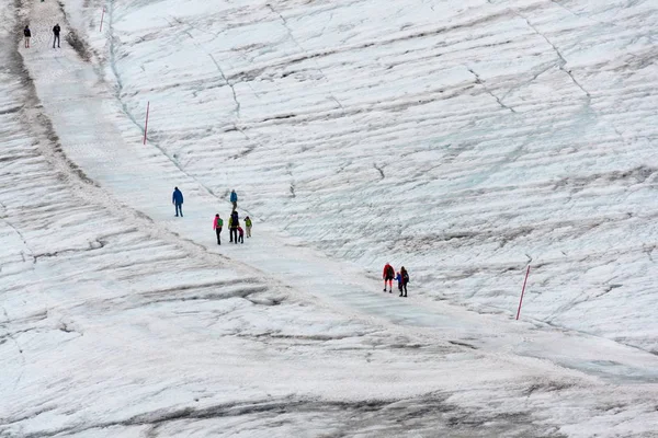 People Hiking Dachstein Glacier Hunerkogel Station Austrian Alps — Stock Photo, Image