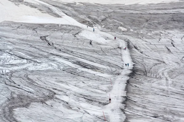 Люди Путешествующие Леднику Дахштайн Около Станции Хунеркогель Австрийские Альпы — стоковое фото