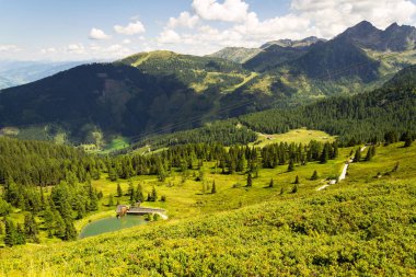 Yer yansıma anıtın yakınındaki Planai dağ istasyonu, Alpler, Avusturya
