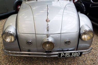 Prag, Çek Cumhuriyeti - 10 Kasım: Araba Tatra 77 A yıl 1937 içinde ulusal teknik müze Prag, Çek Cumhuriyeti 10 Kasım 2017 üzerinde duruyor. Tatra 77 ilk seri üretilen, gerçekten aerodinamik olarak tasarlanmış otomobil olduğunu.