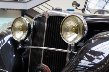Prag, Çek Cumhuriyeti - 10 Kasım: Araba Tatra 80 yıl 1935 içinde ulusal teknik müze Prag, Çek Cumhuriyeti 10 Kasım 2017 üzerinde duruyor. Araç ilk Çekoslovak Başkan Tomas Garrigue Masaryk tarafından yapıldı..
