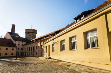 Kotnov Kulesi Gotik kale ile vatandaşlar bira fabrikasında güneşli bir sonbahar gün, Tabor, Çek Cumhuriyeti